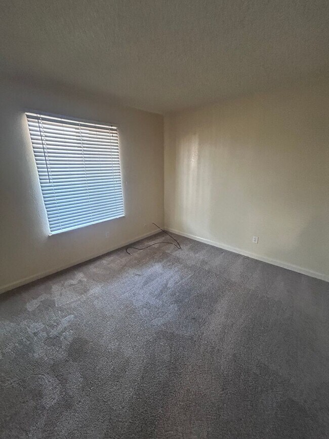 Building Photo - Downstairs Apartment Available in Visalia Now!
