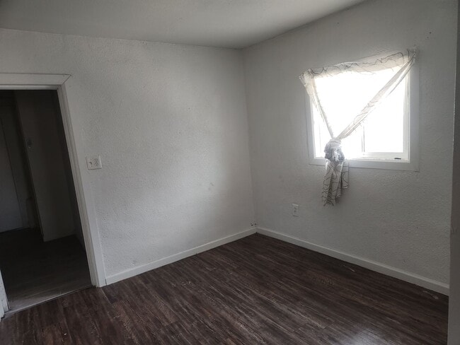 Building Photo - Great location with large yard