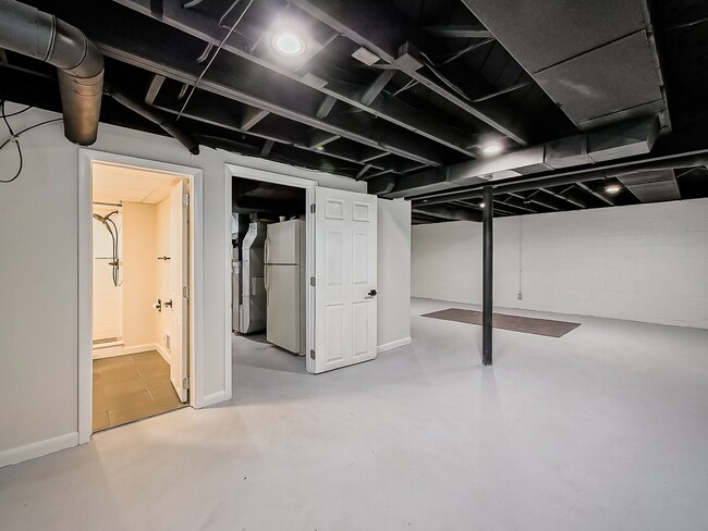 Building Photo - AVAILABLE NOW! Beautiful 3-Bedroom Waterfr...