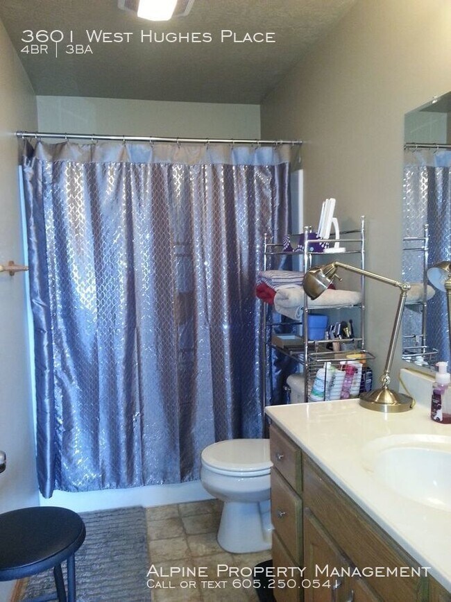 Building Photo - 4 Bed/3 Bath Twinhome For Rent!!