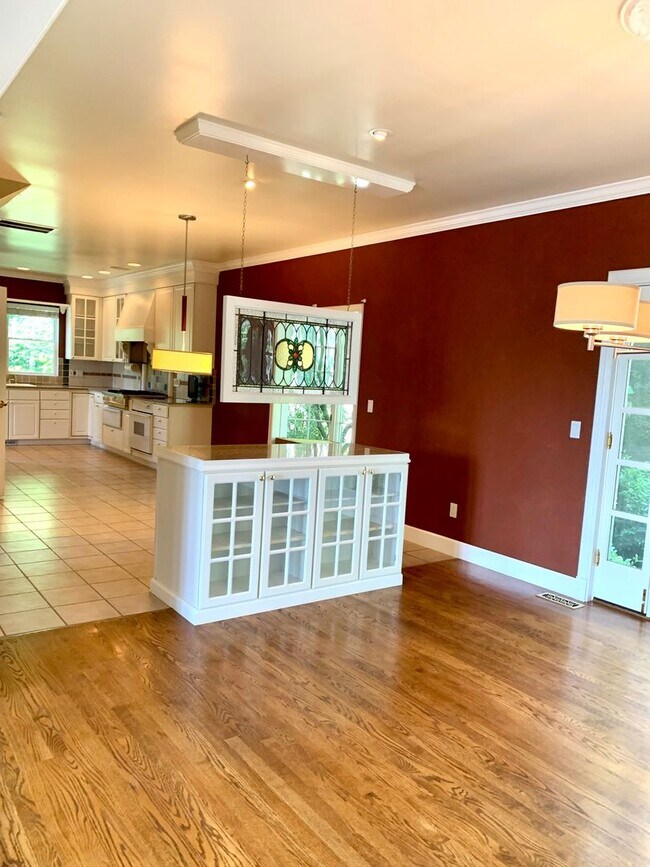 Building Photo - Queen Anne Home