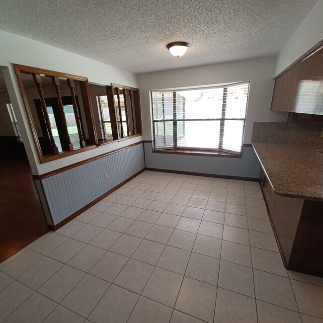 Building Photo - 2295 Foxwood Dr