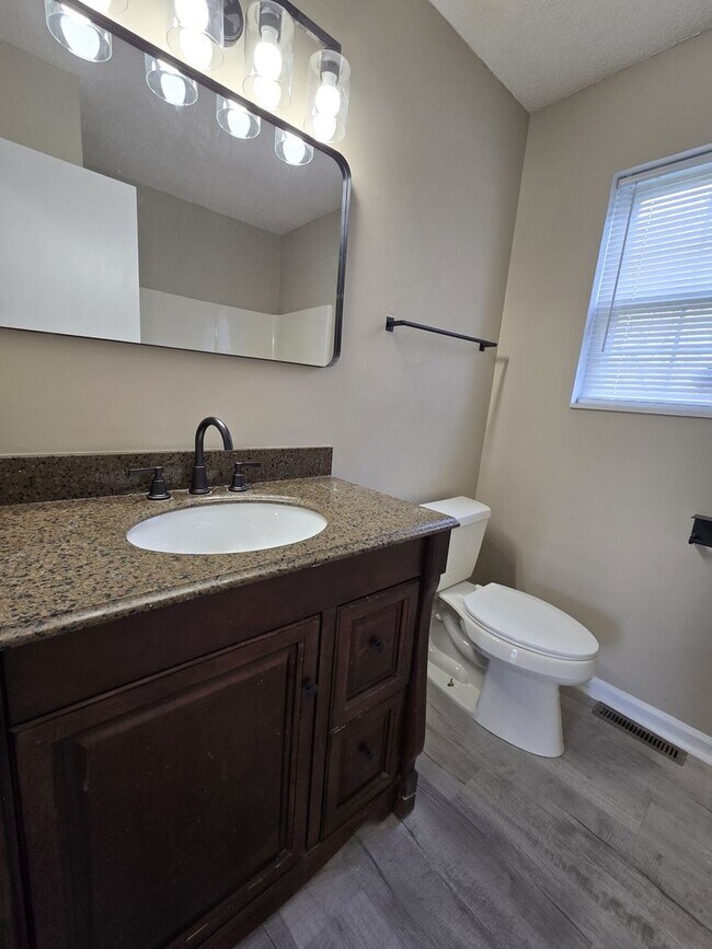 Building Photo - 3 Bedroom 2 Bathroom Home