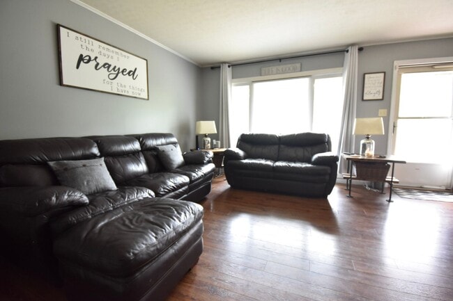 Building Photo - 3 Bedroom 2 Bath: Pets Considered