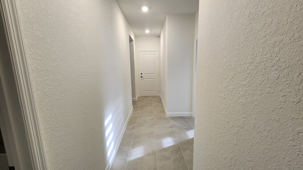 Building Photo - 2991 SE 23rd Ave