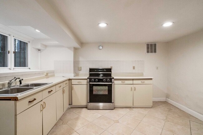 Building Photo - 12 Summit Rd