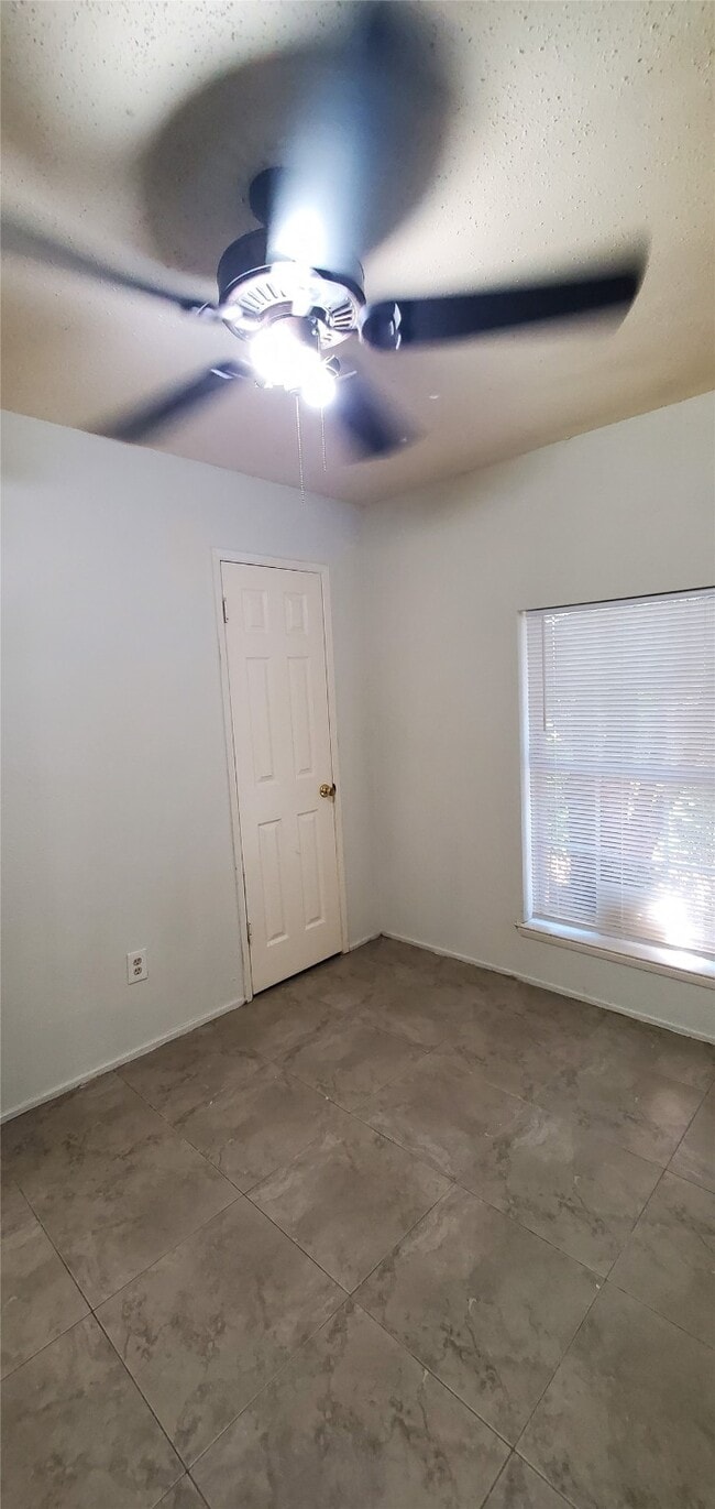 Building Photo - 7406 La Pl Dr