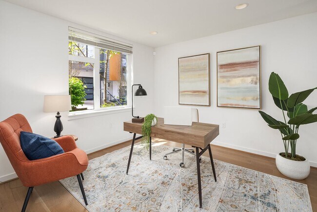Building Photo - Fantastic Bellevue Townhouse with View...