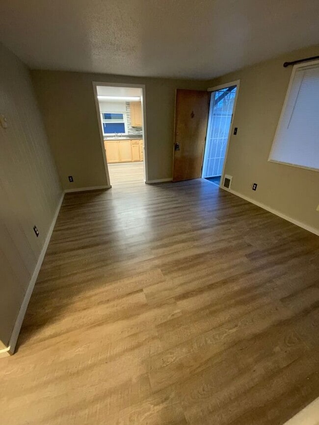Building Photo - NOVEMBER FREEE South Tacoma 1bdr w/ separt...