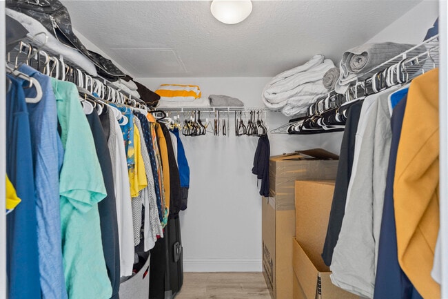 Building Photo - 1800 N Bayshore Dr