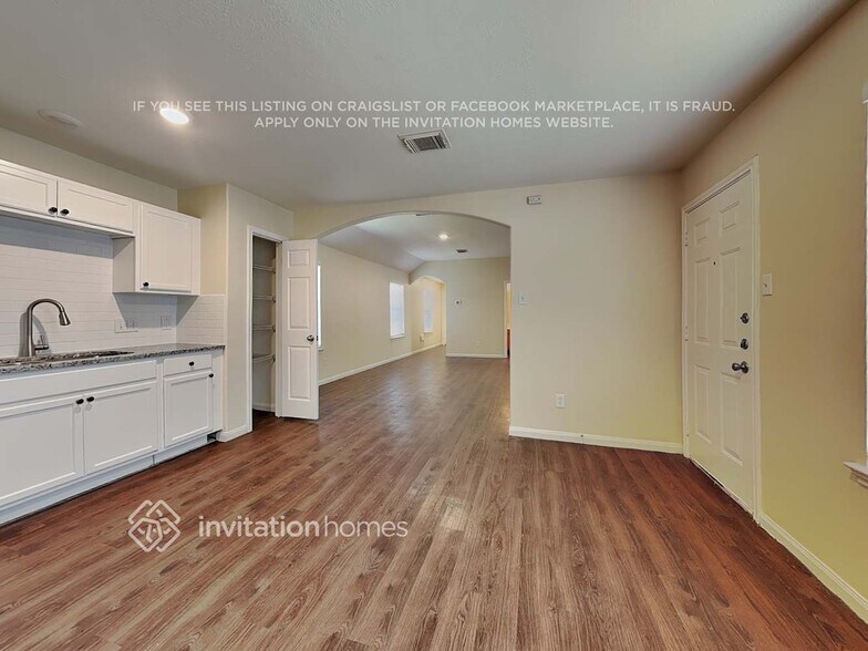 Building Photo - 6425 Mountain Pines Ln
