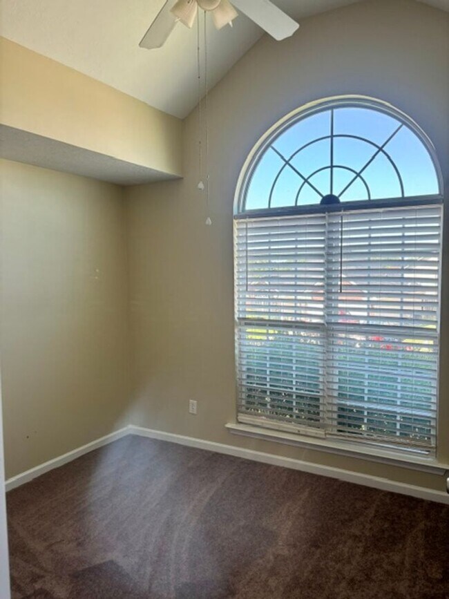 Building Photo - 452 Lory Ln