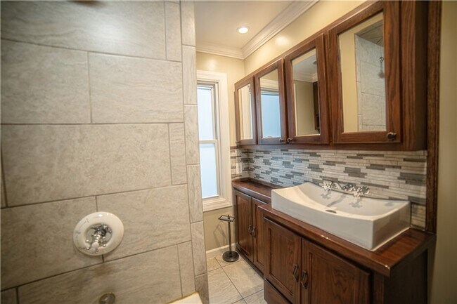 Building Photo - 1108 Highland St