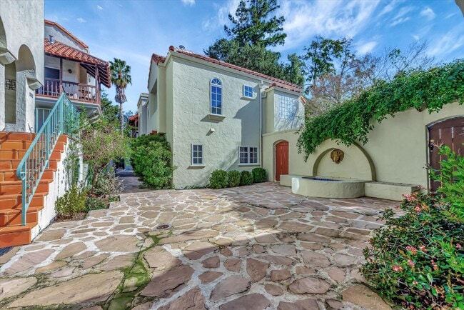 Building Photo - Spacious Townhome in Palo Alto