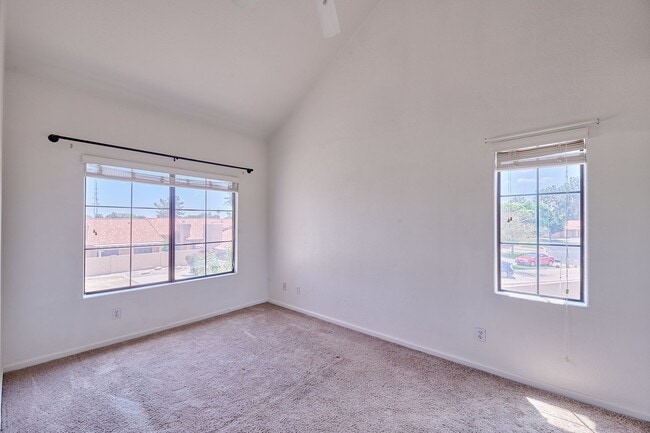 Building Photo - 2 Bed / 2 Bath Condo with Garage in Centra...