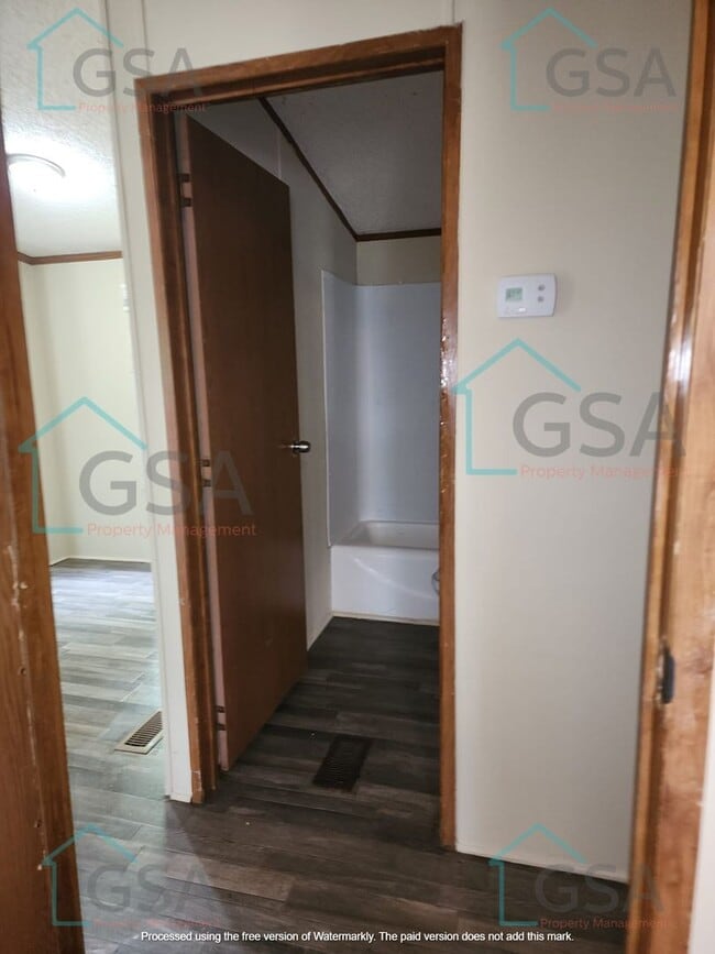 Building Photo - 3 Bedroom Mobile Home Available!