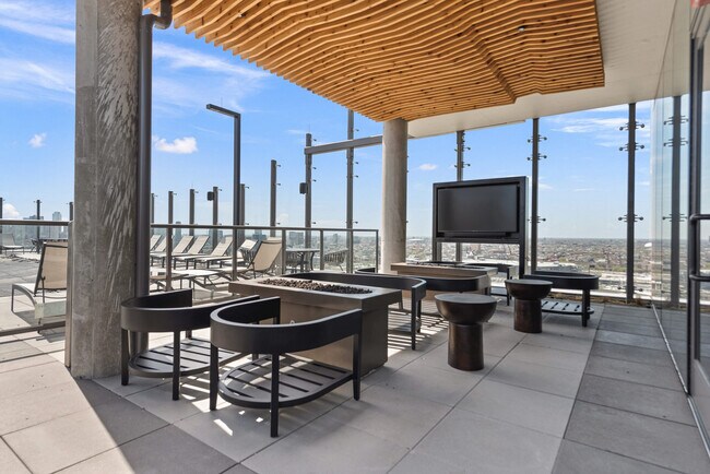 Building Photo - 901 W Blackhawk St