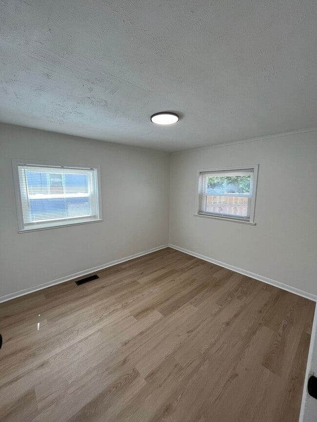 Building Photo - Newly Renovated 3 Bedroom, 2 Bathroom Home