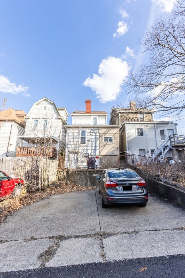 Building Photo - AVAILABLE AUGUST 2026 - Beautiful 2 bedroom Home on a Quiet Street!