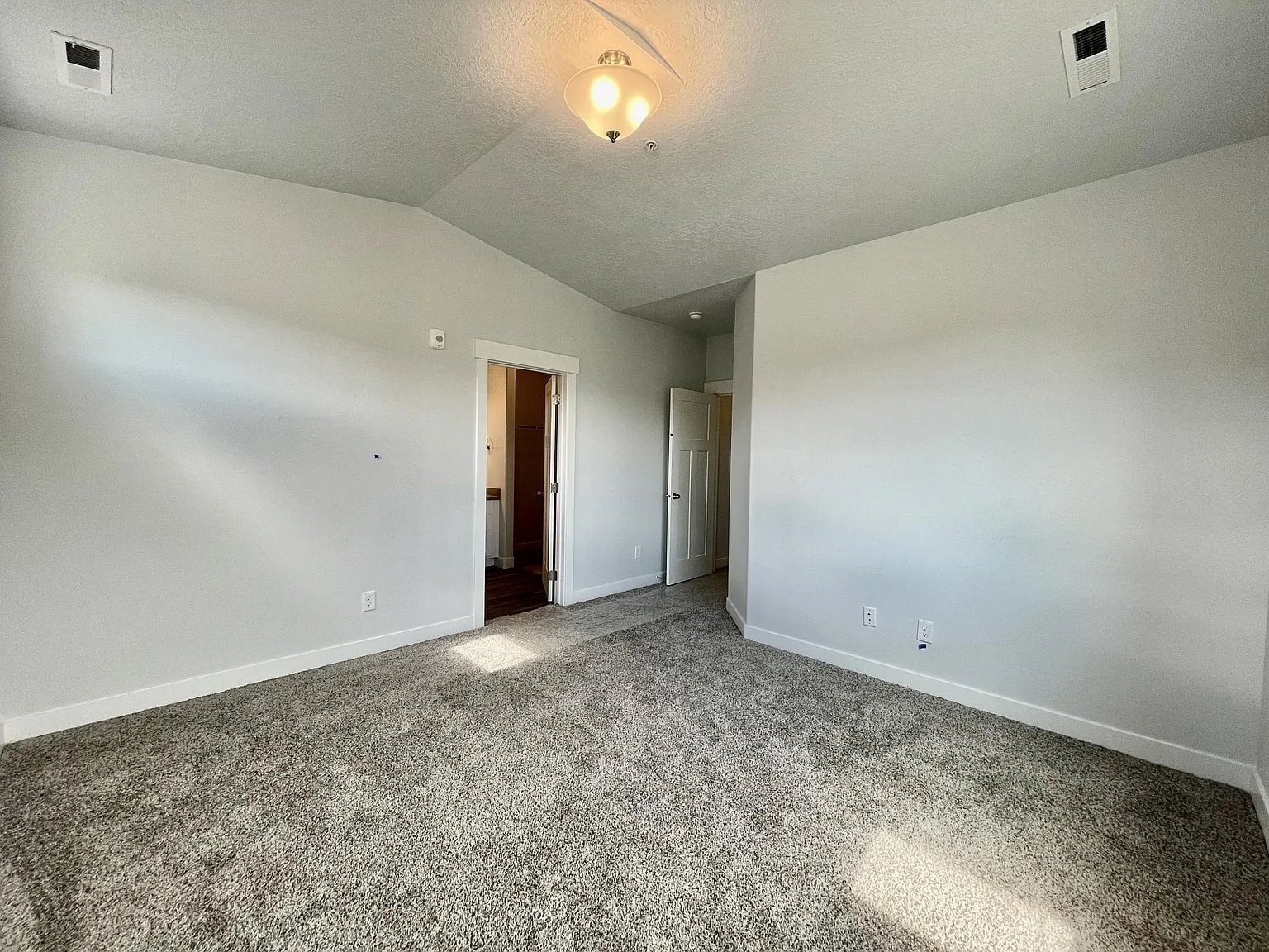 Building Photo - 357 750 N