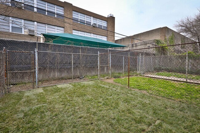 Building Photo - 1812 N Croskey St
