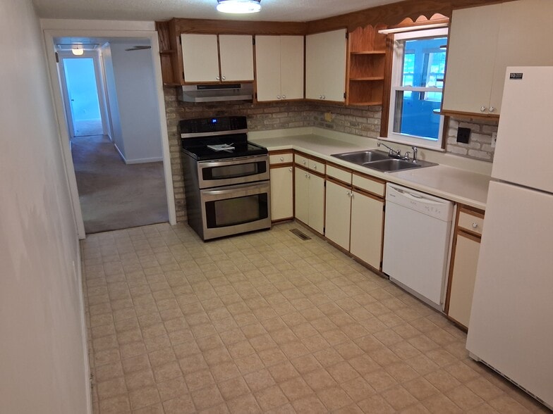 Building Photo - 1424 Hawkins Dr