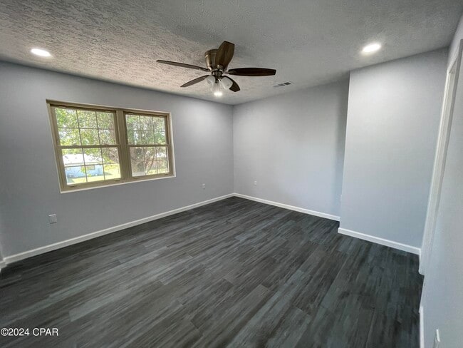 Building Photo - 112 Parker Village Cir