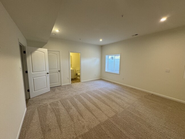 Building Photo - Moon Township