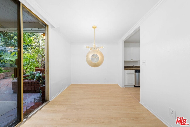 Building Photo - 406 N Oakhurst Dr