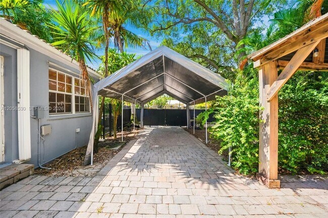 Building Photo - 2301 Tequesta Ln