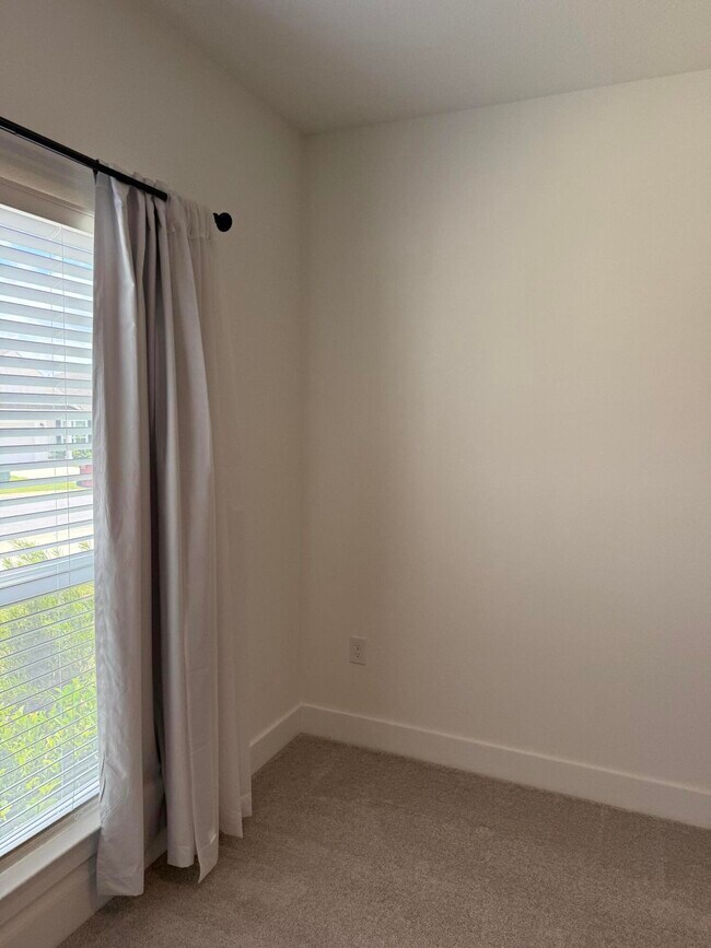 Building Photo - 210 Lyla Ln