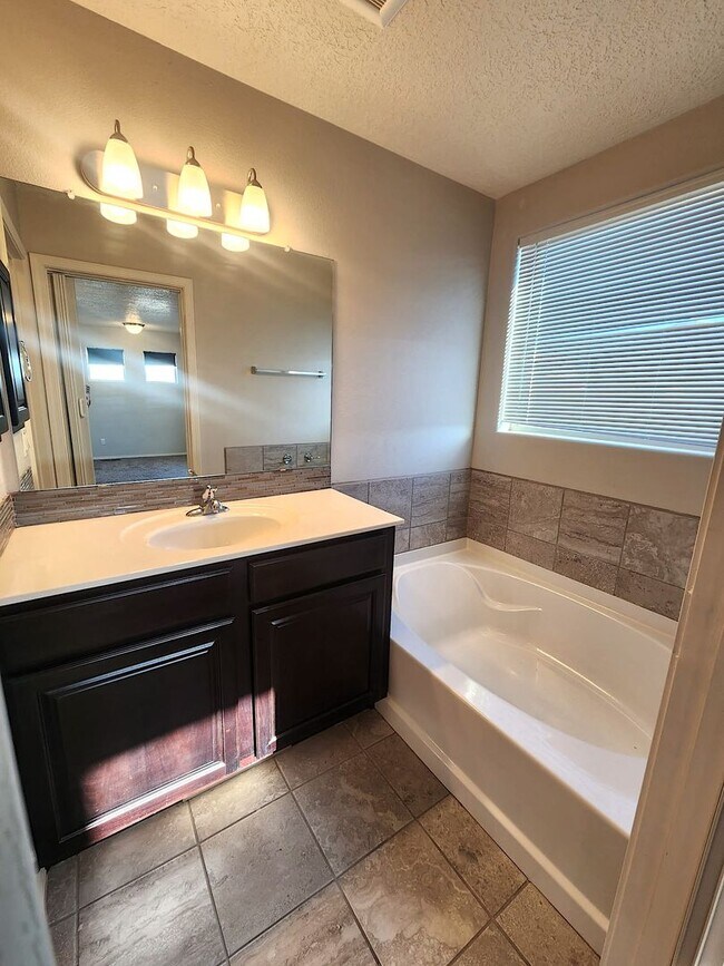 Building Photo - Amazing 3 bedroom on Westside! Coors/Ladera. Close to Petroglyphs, I-40.