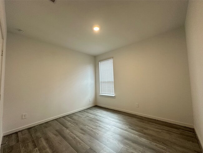 Building Photo - 2314 Cool Grns St