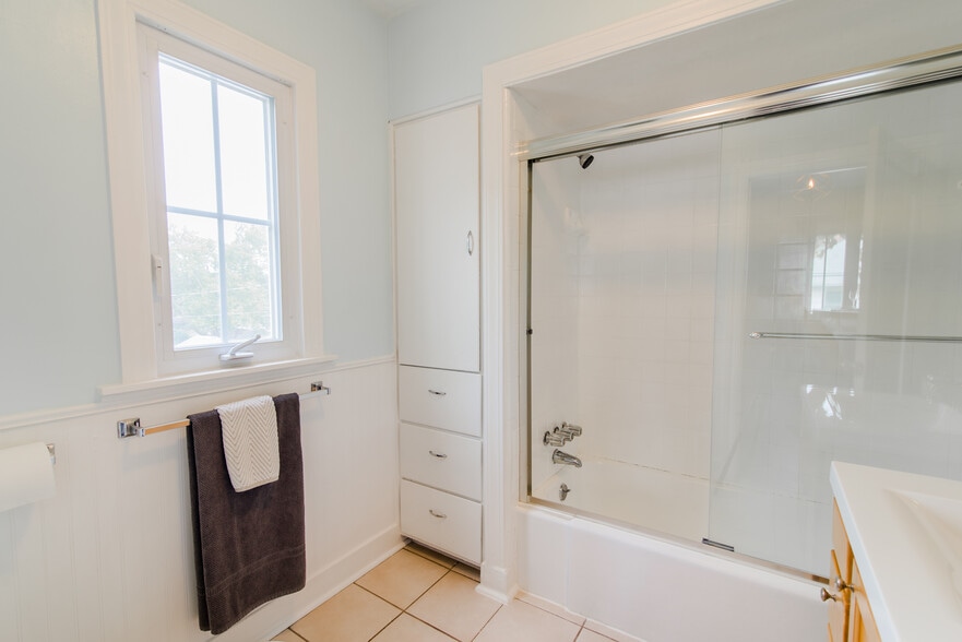 Bathroom - 427 Thomas St SE