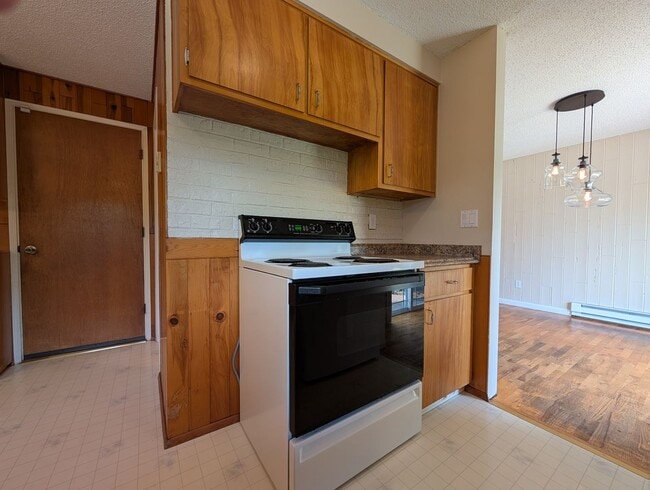 Building Photo - Great 4-Bedroom, 1.5-Bath Home In The River Road Area Of Eugene!