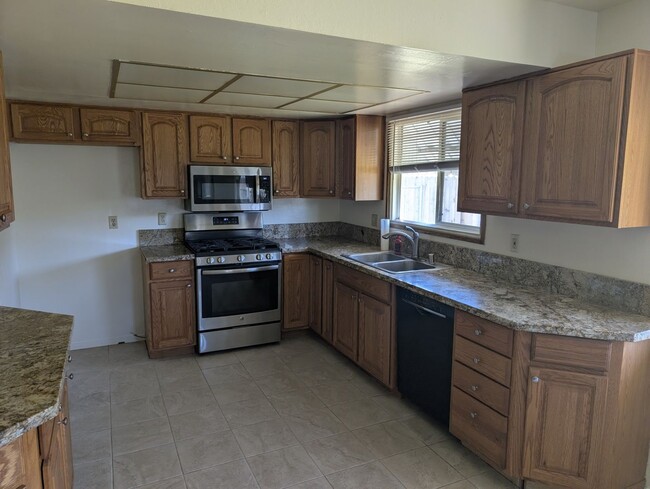 Building Photo - Updated Home!