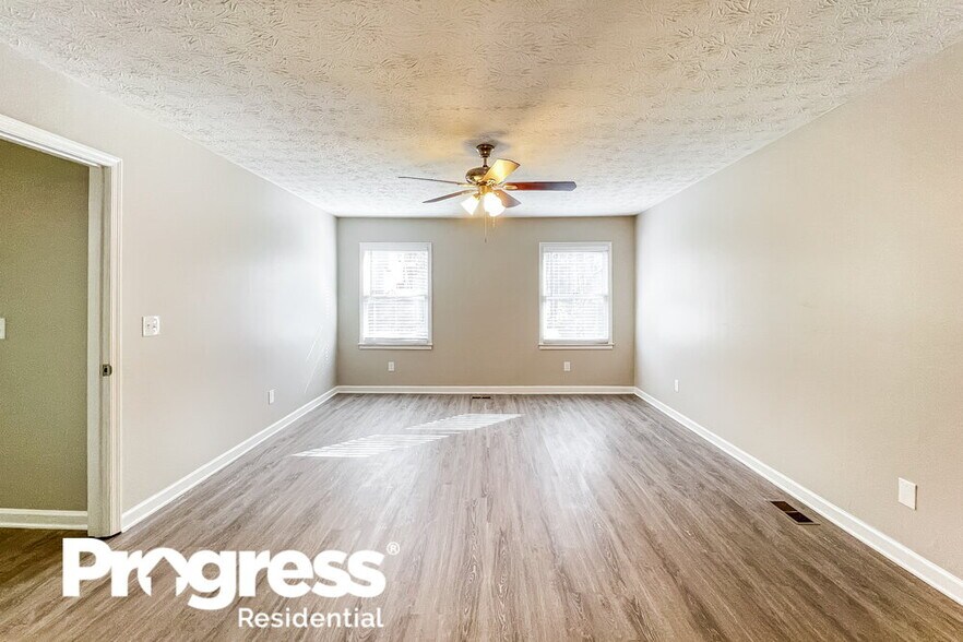 Building Photo - 700 Gregory Manor Dr SW