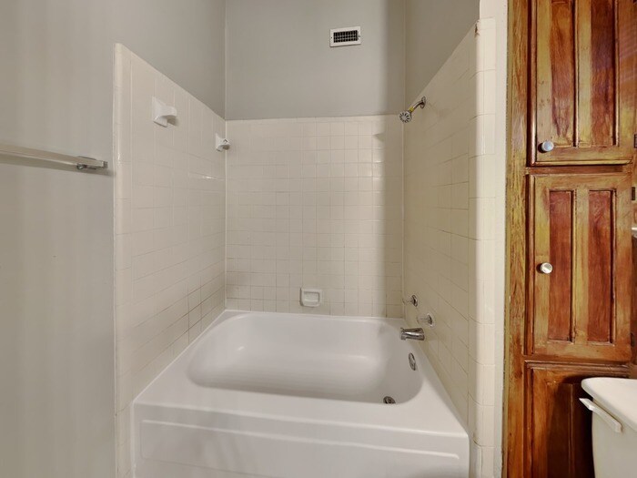 Building Photo - 104 NE Timber Ridge Dr