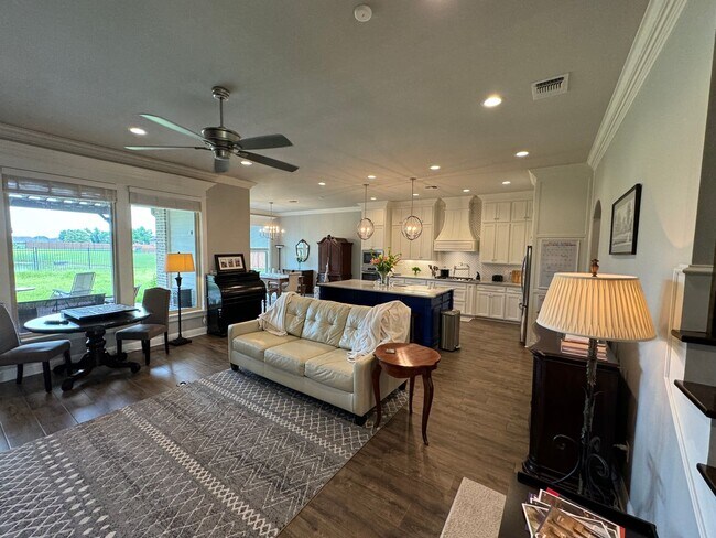 Building Photo - 629 Dumaine Dr