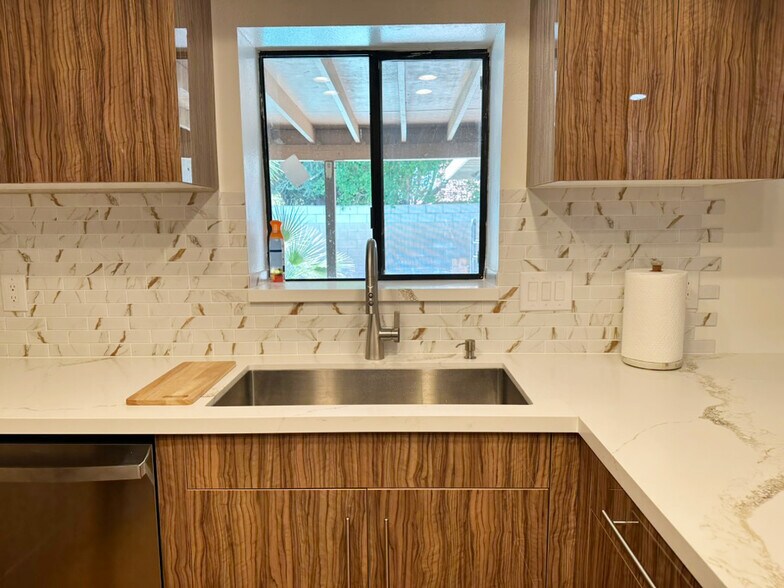 Building Photo - 43550 Carmel Cir