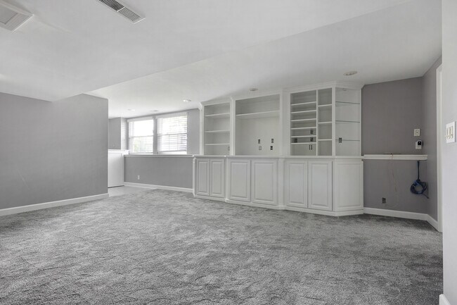 Building Photo - 683 Churchill Ln