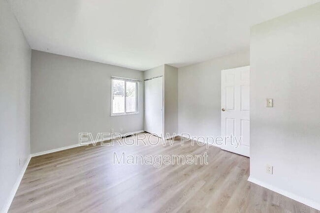 Building Photo - 546 Mooreland Dr