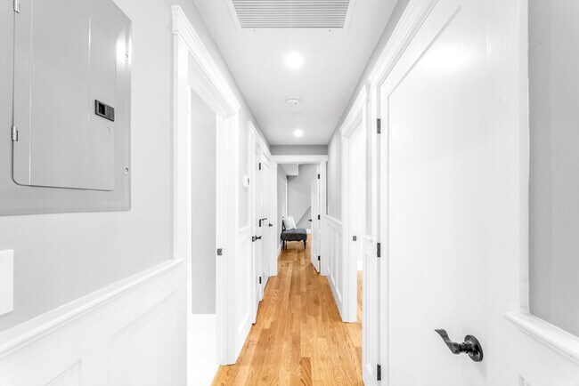 Building Photo - 31 Woodlawn St