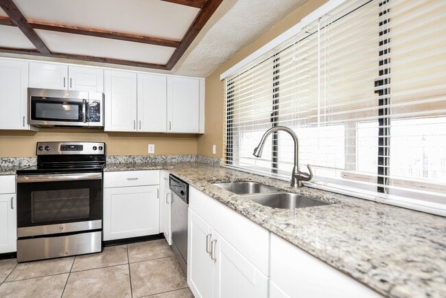 Building Photo - 14606 Leacrest Dr
