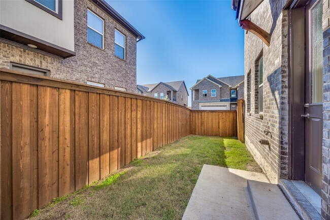 Building Photo - 2402 Ash Ln