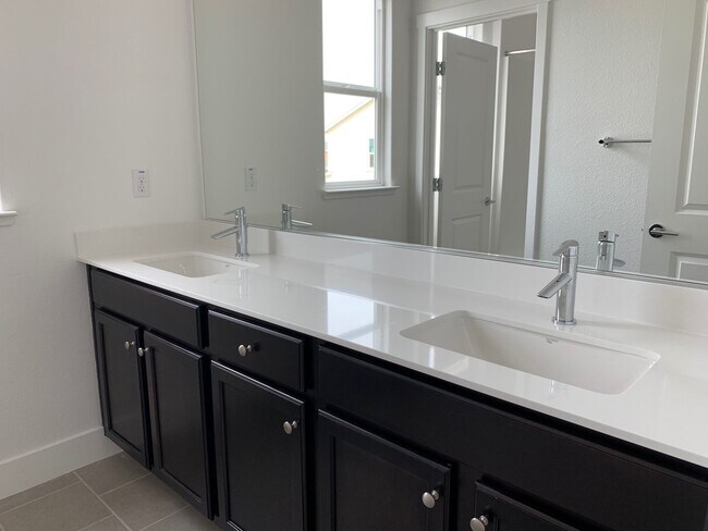 Building Photo - Large Executive home with tons of upgrades.