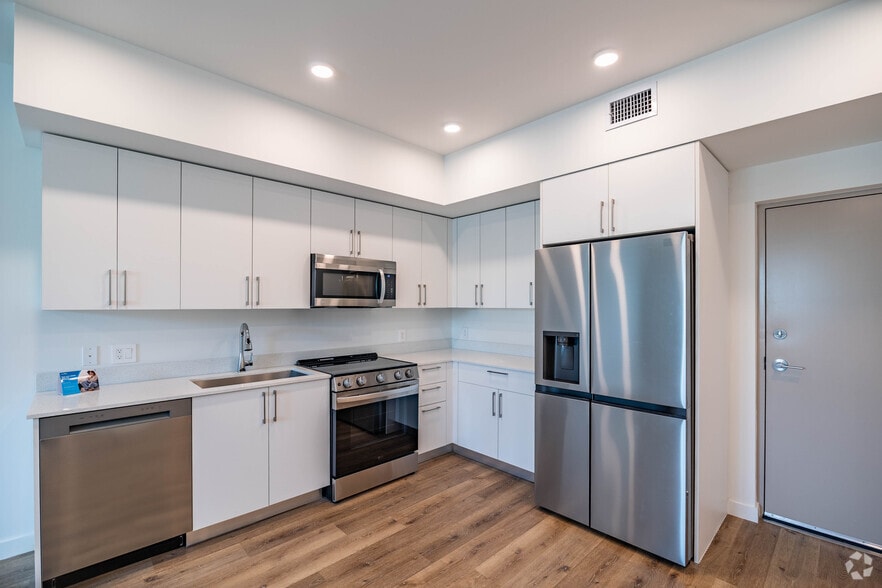 1BR, 1BA - 670SF - Kitchen - Adrian Builders at Eureka