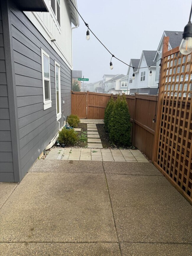 Building Photo - Hillsboro Townhouse/Condo