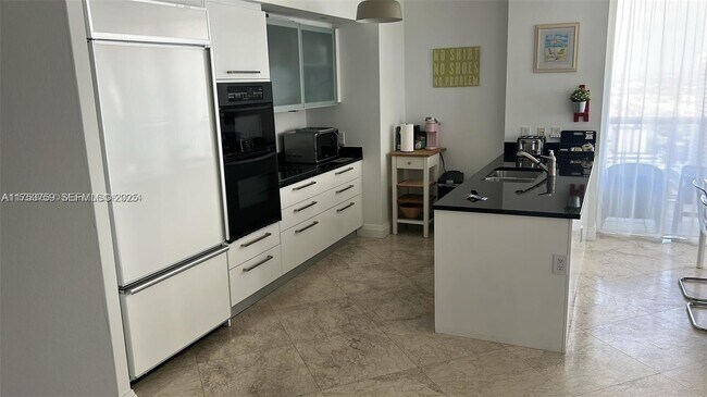 Building Photo - 1830 S Ocean Dr