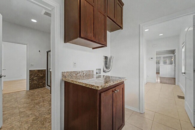 Building Photo - 3 bedroom 2 Bath Home MUST SEE